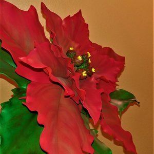 Beautiful giant foam poinsettia. Diameter 24 inches.